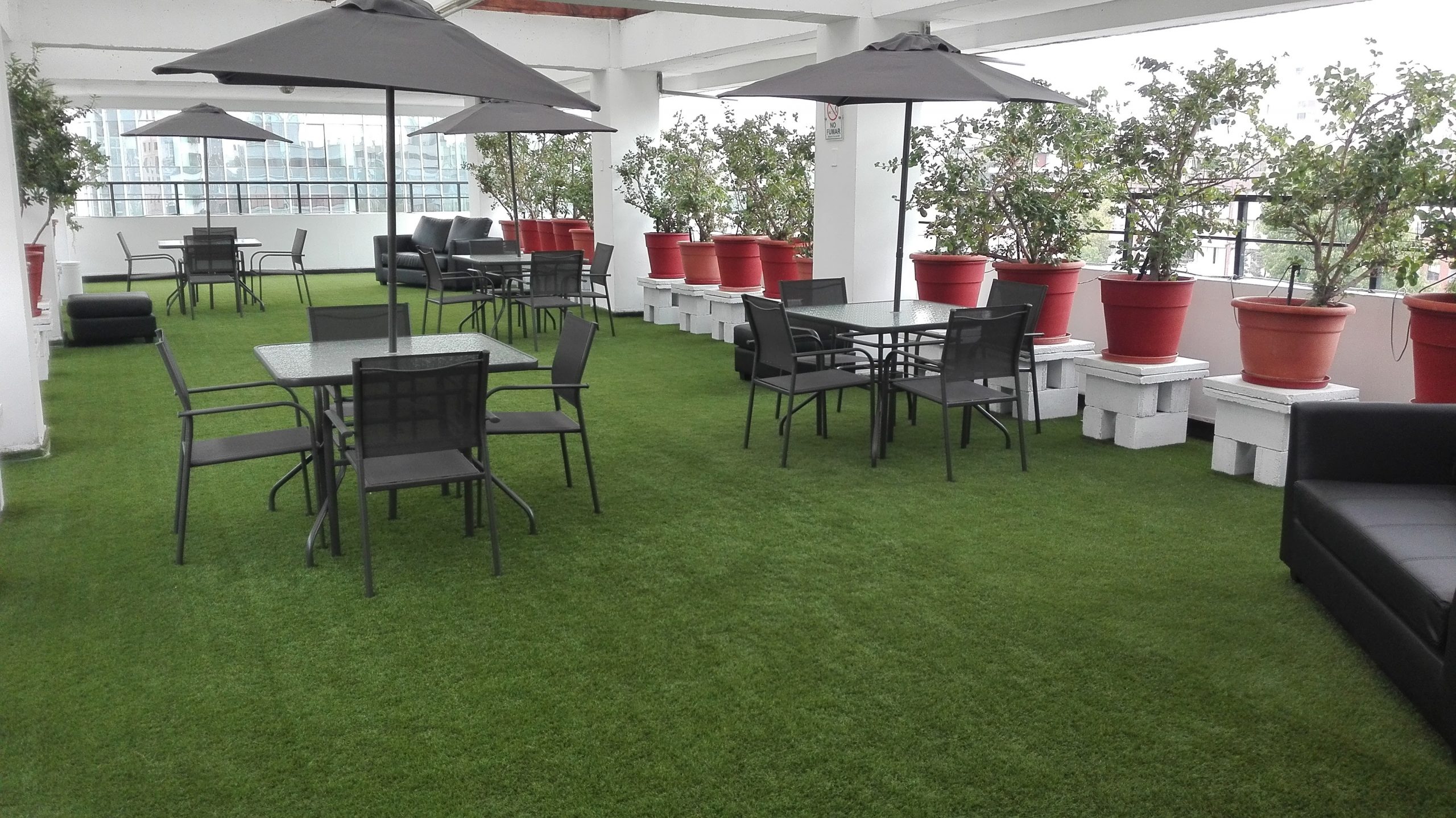 Terraza con pasto sintético