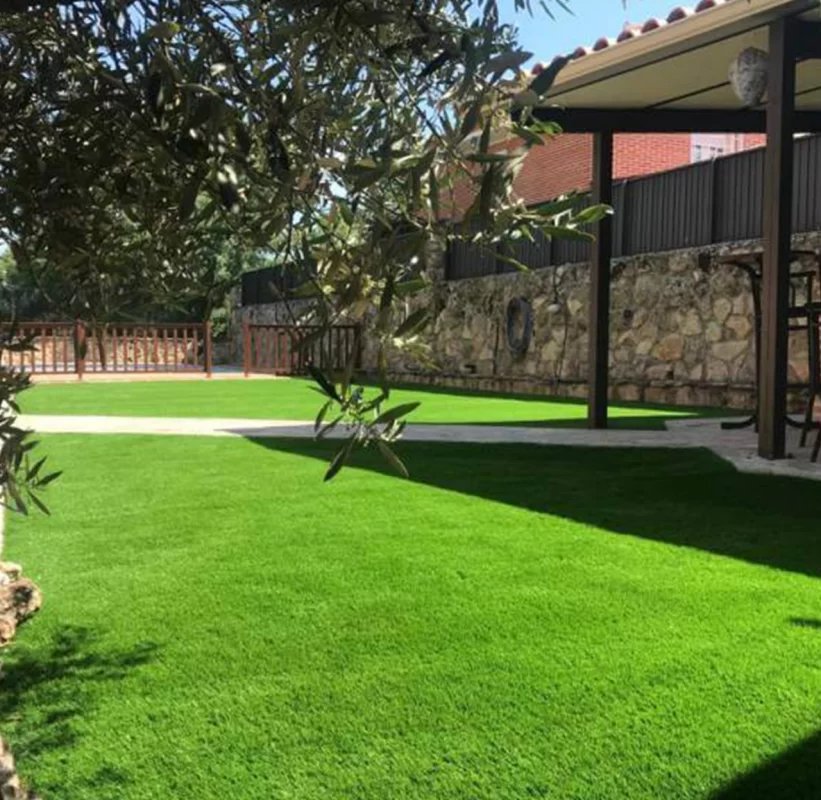 instalación de pasto sintético en patio interior