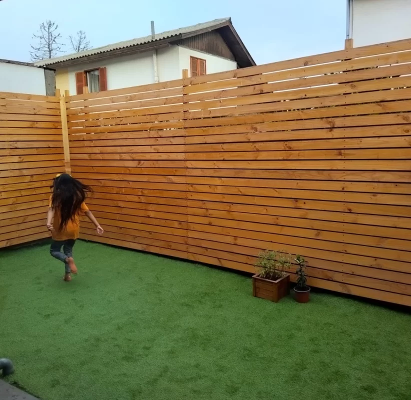 instalación de pasto sintético en patio trasero