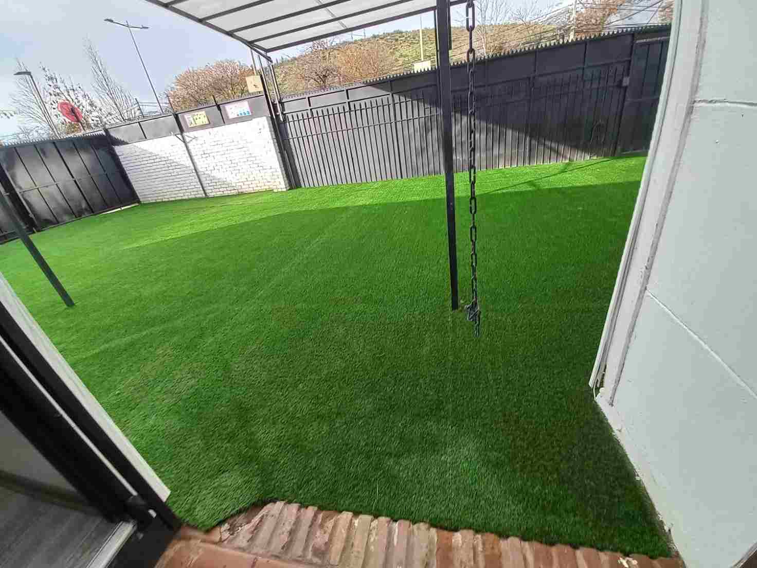 instalación de pasto sintético