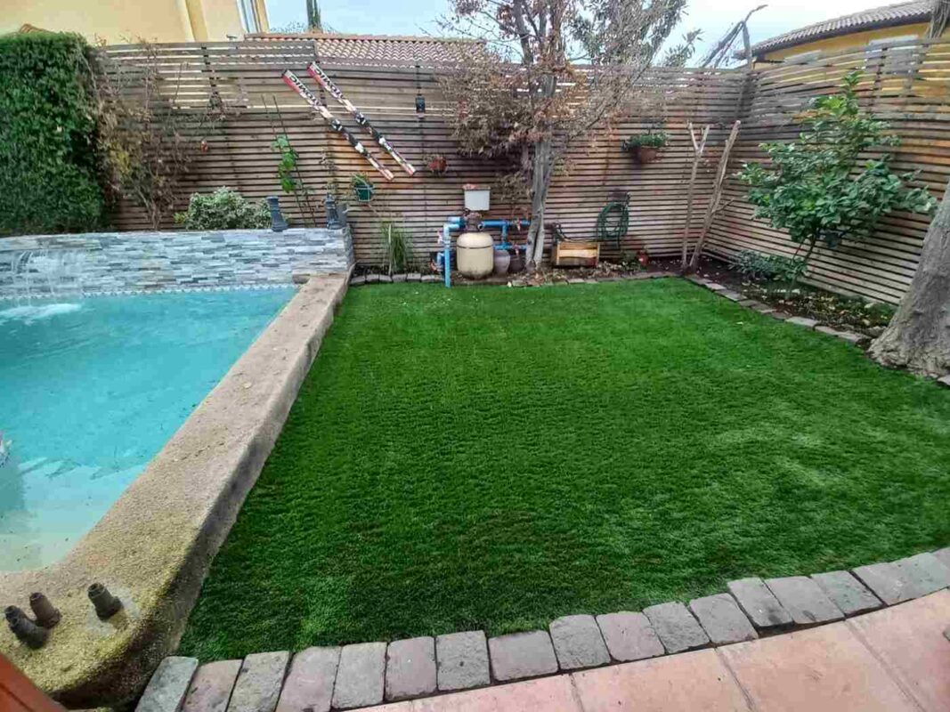 Venta de Pasto Sintético por Rollo de Artegrass, instalado en un jardín