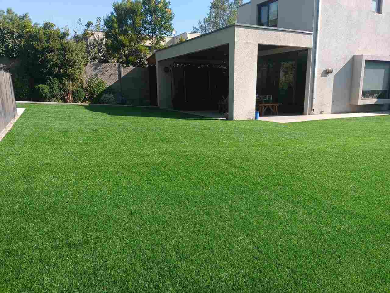 Patio con pasto sintético