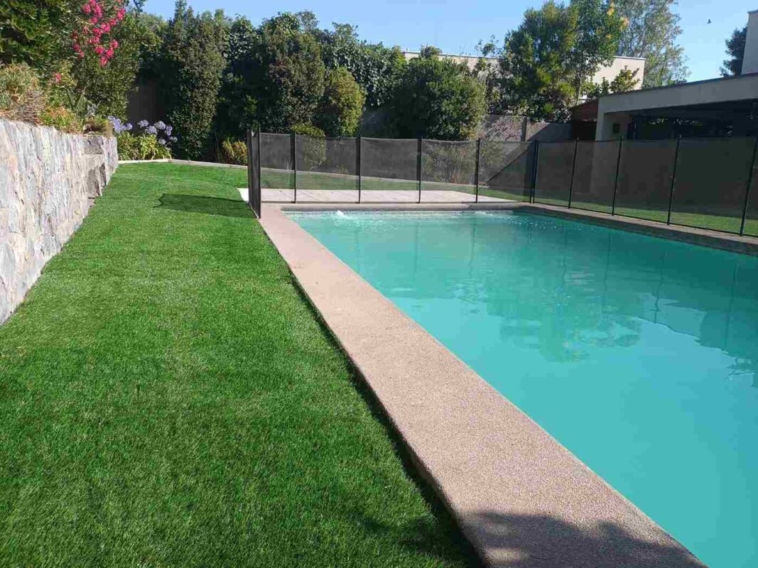Pasto Sintético en Colina con piscina