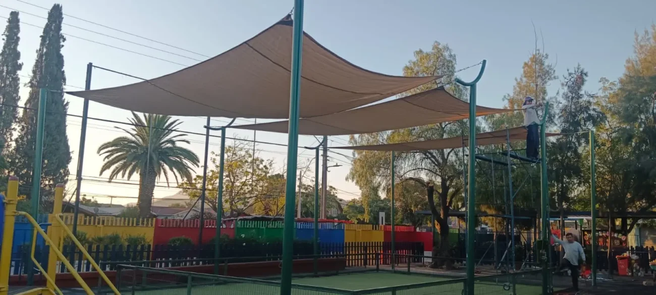 Sombras velas para patio de colegio con protección UV y alta durabilidad