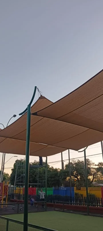 Sombras velas premium instaladas en espacios corporativos exteriores